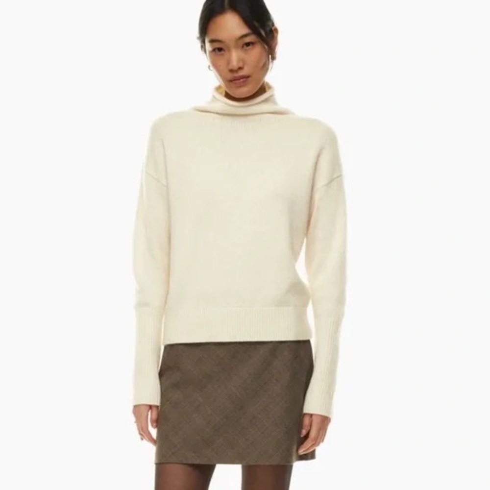 Wilfred Cyprie Luxe Cashmere Cream Mockneck Sweater.        Size Medium